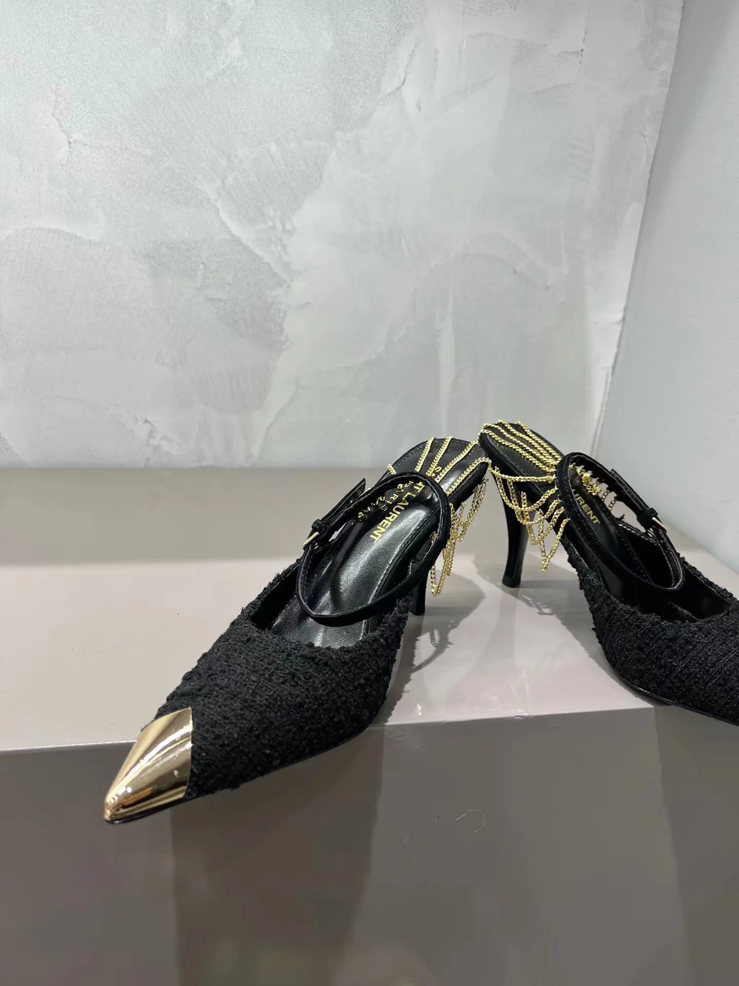 👟👟Ex-factory price 480👟👟 YSL Saint Laurent's new beautiful chain metal pointed-toe high heels. Original purchase. Really a stunner for women. Material: Customized woolen/imported Yangjing upper, original hardware molding, foot pad sheepskin, Italian genuine leather outsole. Heel height: 9cm. Available in two colors: silver chain and gold chain. Sizes: 35–39 (40 is custom-made and non-refundable)